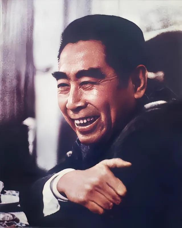 亲切呼名
        1963年的一天，哈尔滨电机厂青年工人傅维章听说周总理