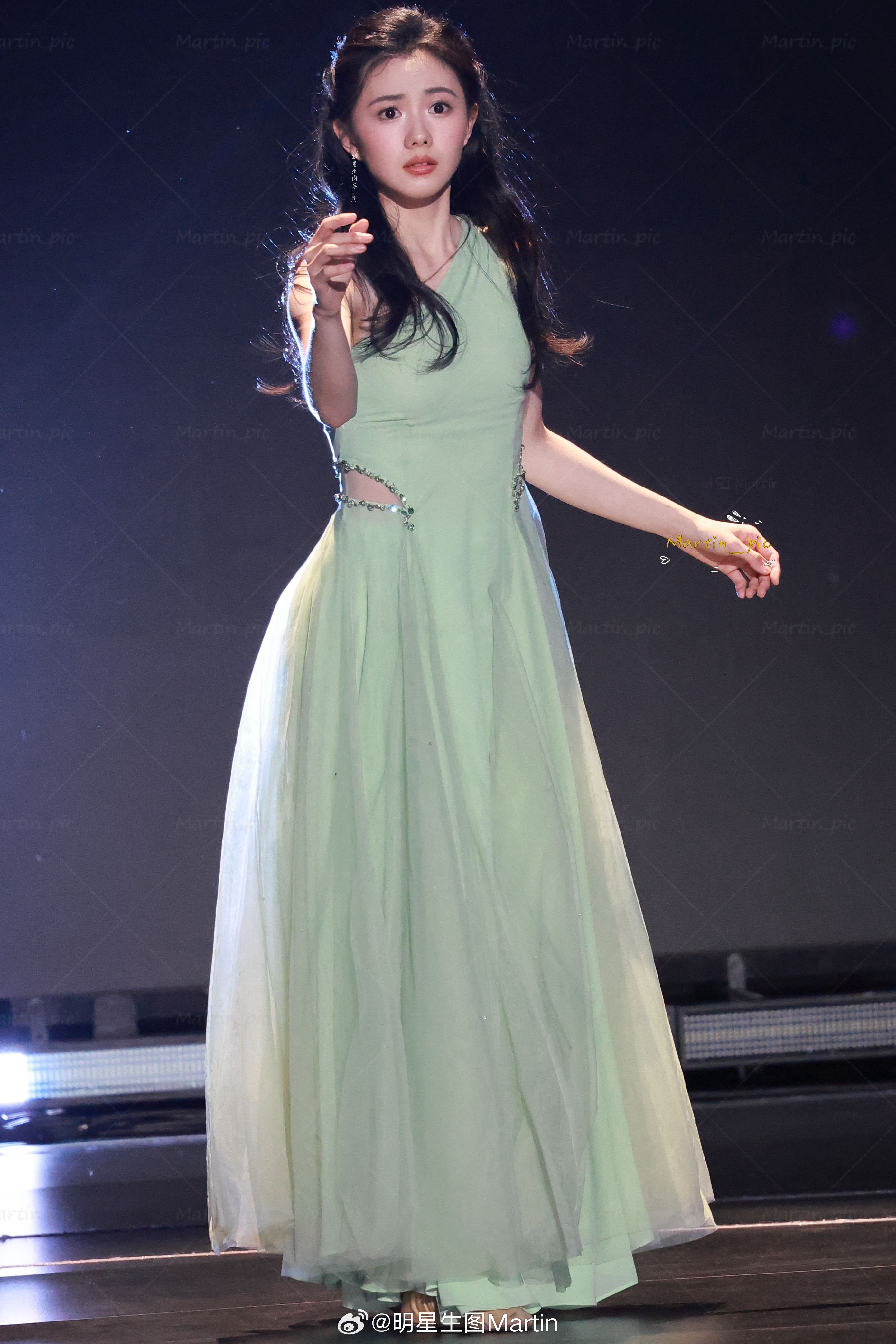 刘浩存 刘浩存cmg中国电影盛典红毯生图不愧是北舞严选 刘浩存的面部折叠度好牛刘