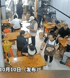 成人的崩溃，也许就在轻轻碰触的那一瞬间，当然也有可能是逃单。。。老板娘彻底懵圈了
