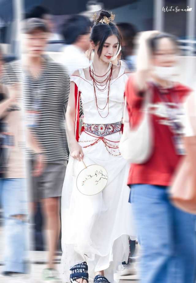 angelababy angelababy 人群自动退成布景，像被风吹散的铅笔画