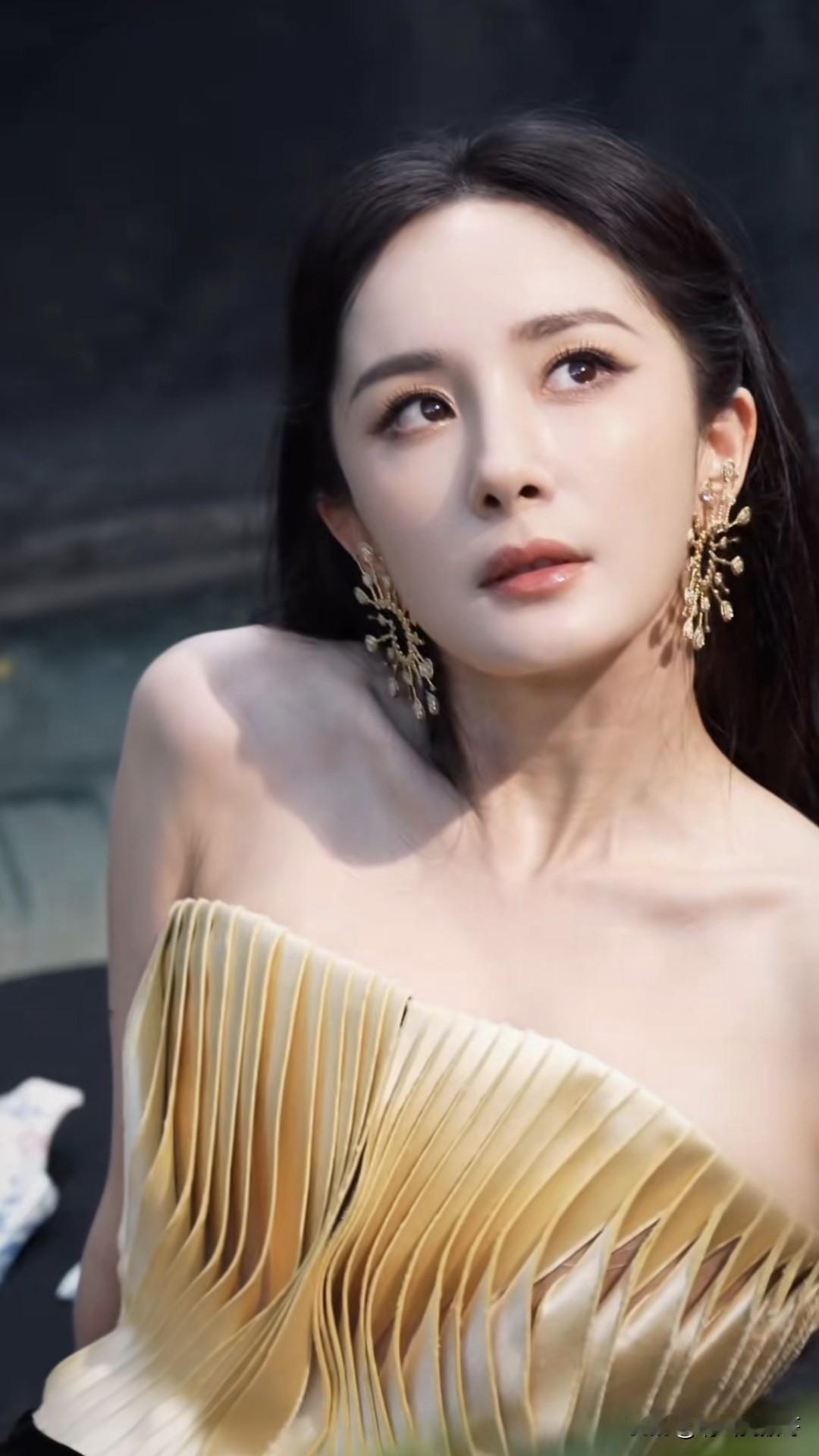 杨幂的这个服装设计师算是栽了
好好的一个大美人，却因为这个像“千页豆腐”的裙子，