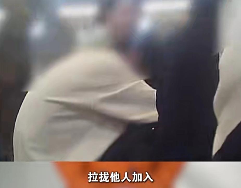 “感召培训”是精神传销？别急着骂，有人偏说它“治好了内耗”
 
“集体狂舞、自曝