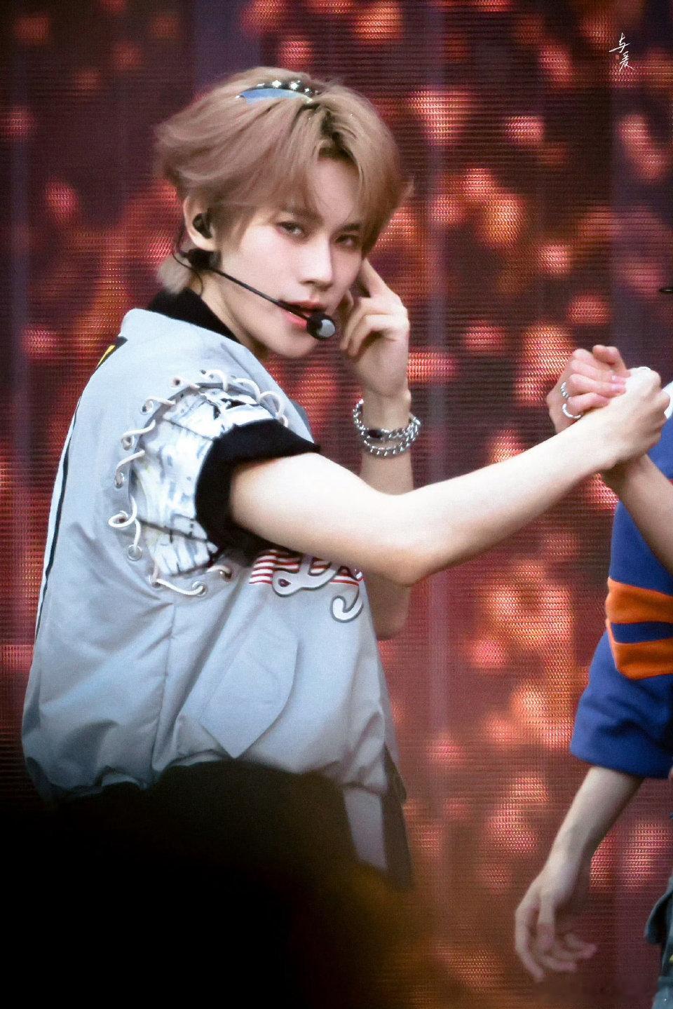 张真源牙钻这次够清晰了我来分享一下昨天张真源的造型，真帅呀