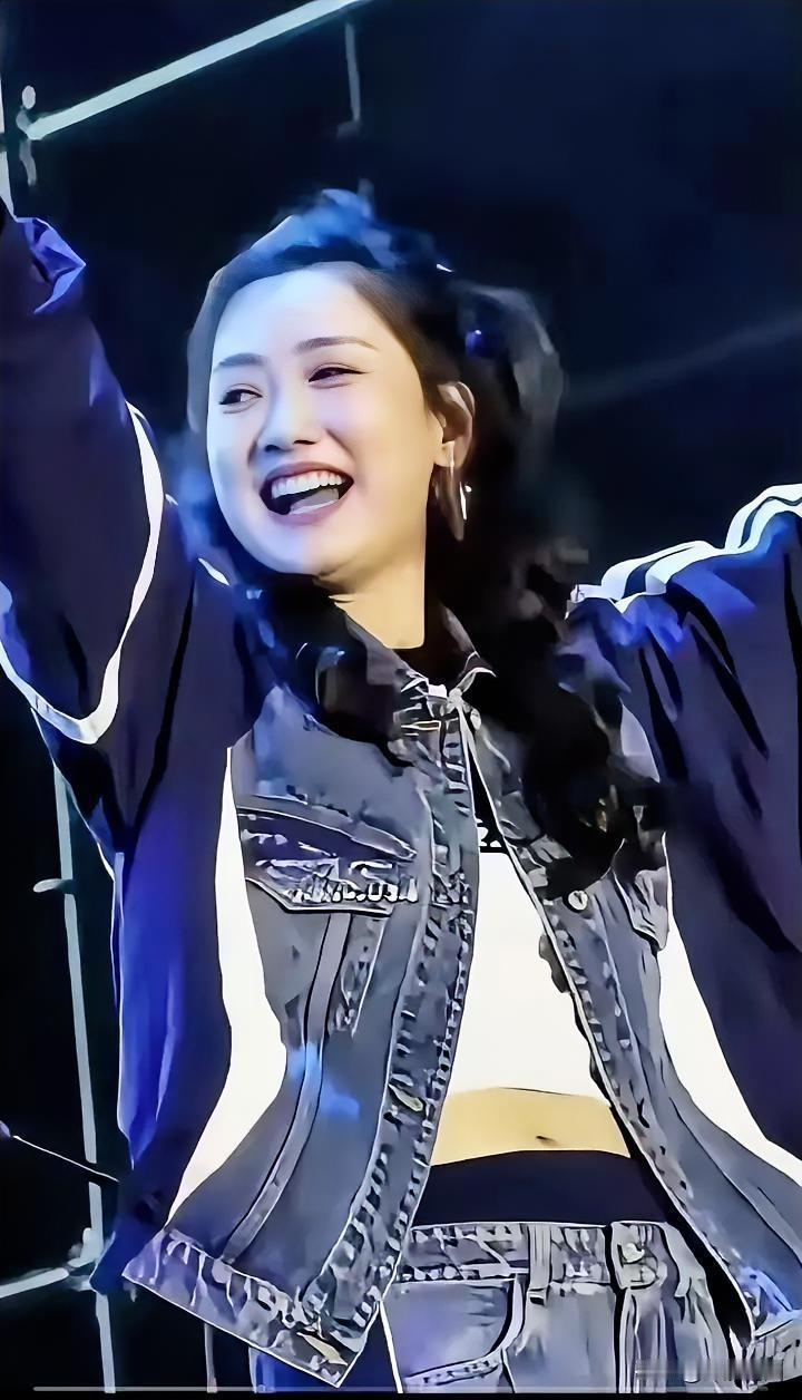 舞台之上的闪耀刹那，笑容与灯光交融的美妙时分。🌟✨温柔舞台照 灯光下的音符 演