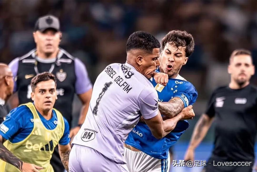 巴西州决赛大规模群殴                    真的好久没在足球场上