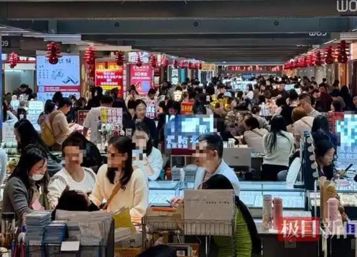 一个月跌掉100块一克，你冲不冲？

深圳水贝，金饰克价从9月底的1300元附近