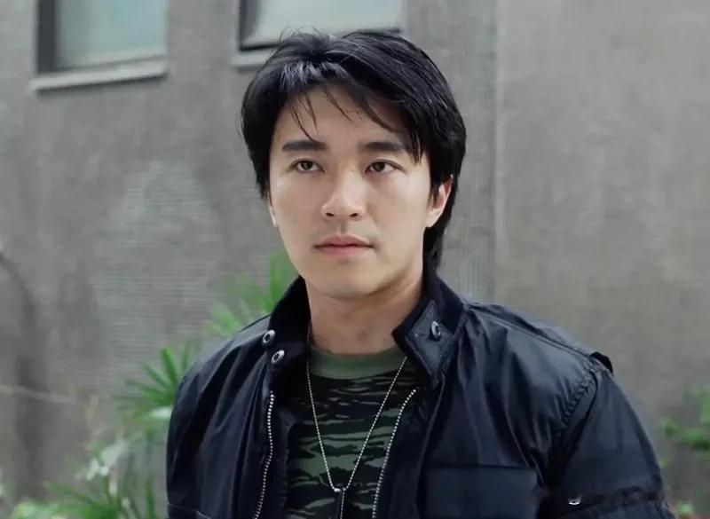 我认为，周星驰的电影影响一代人，核心在于“底层叙事”与“后现代解构”。
他用夸张
