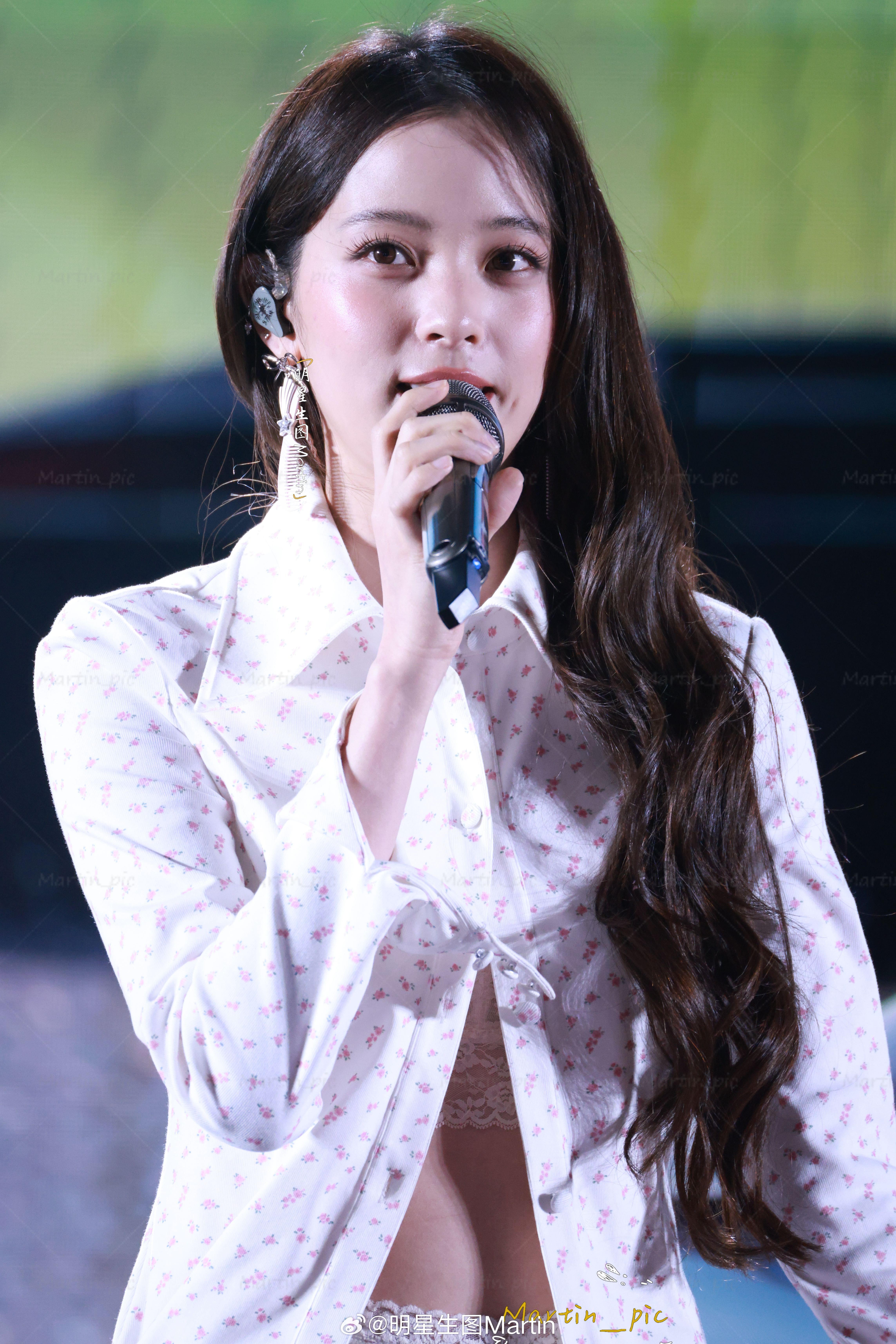 欧阳娜娜 欧阳娜娜小鹏mona发布会生图香香甜甜软软的欧阳娜娜～碎花蕾丝少女欧阳