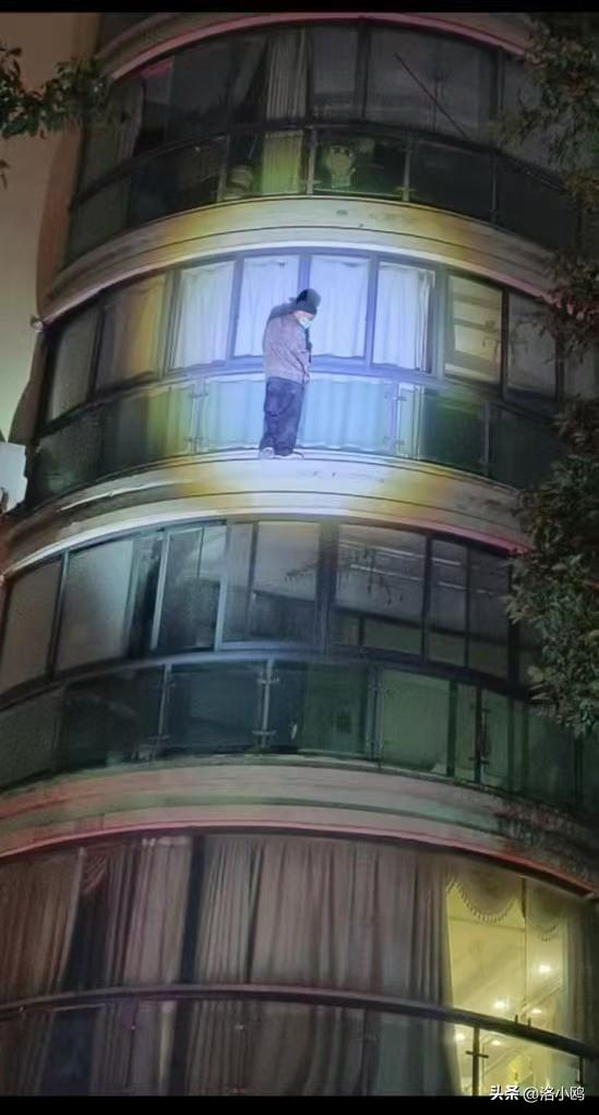 果然艺高人胆大，他是怎么爬上去的。
就这身手，在古代不得变神偷？