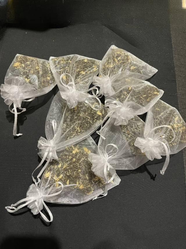 家里喝不完、放过期的旧茶叶，大家千万别随手丢掉，真的是居家宝藏好物。
 
每年一