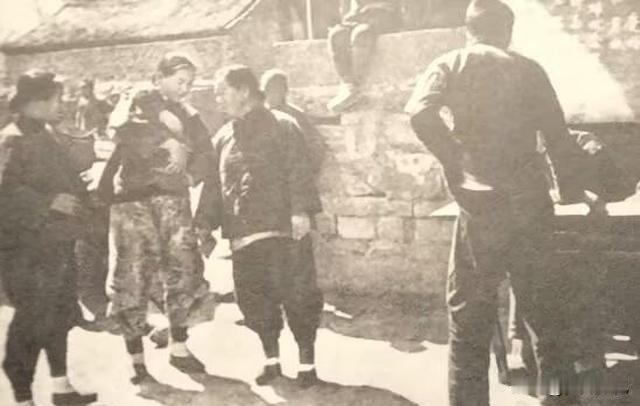 民兵连长南京出差偶遇商贩夫妻激烈吵架，惊愕发现对方身份，竟是失踪多年令人闻风丧胆