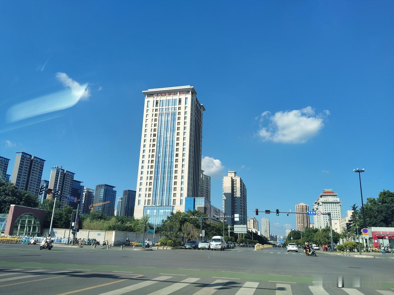 远山如黛 ，下联你来对
近水似碧。