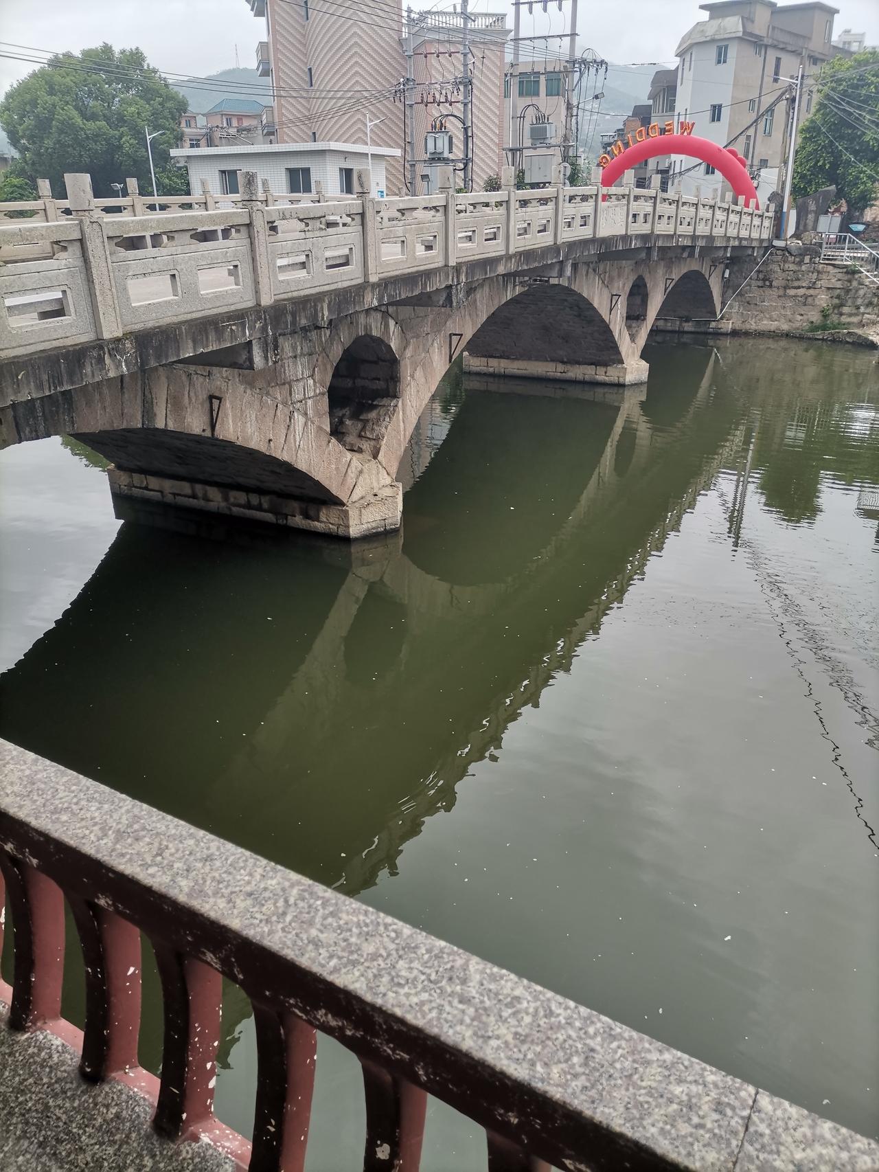 福州市古槐镇竹田村的竹田岩和竹田溪，那可是藏在城市边缘的宝藏地。竹田岩就在竹田村