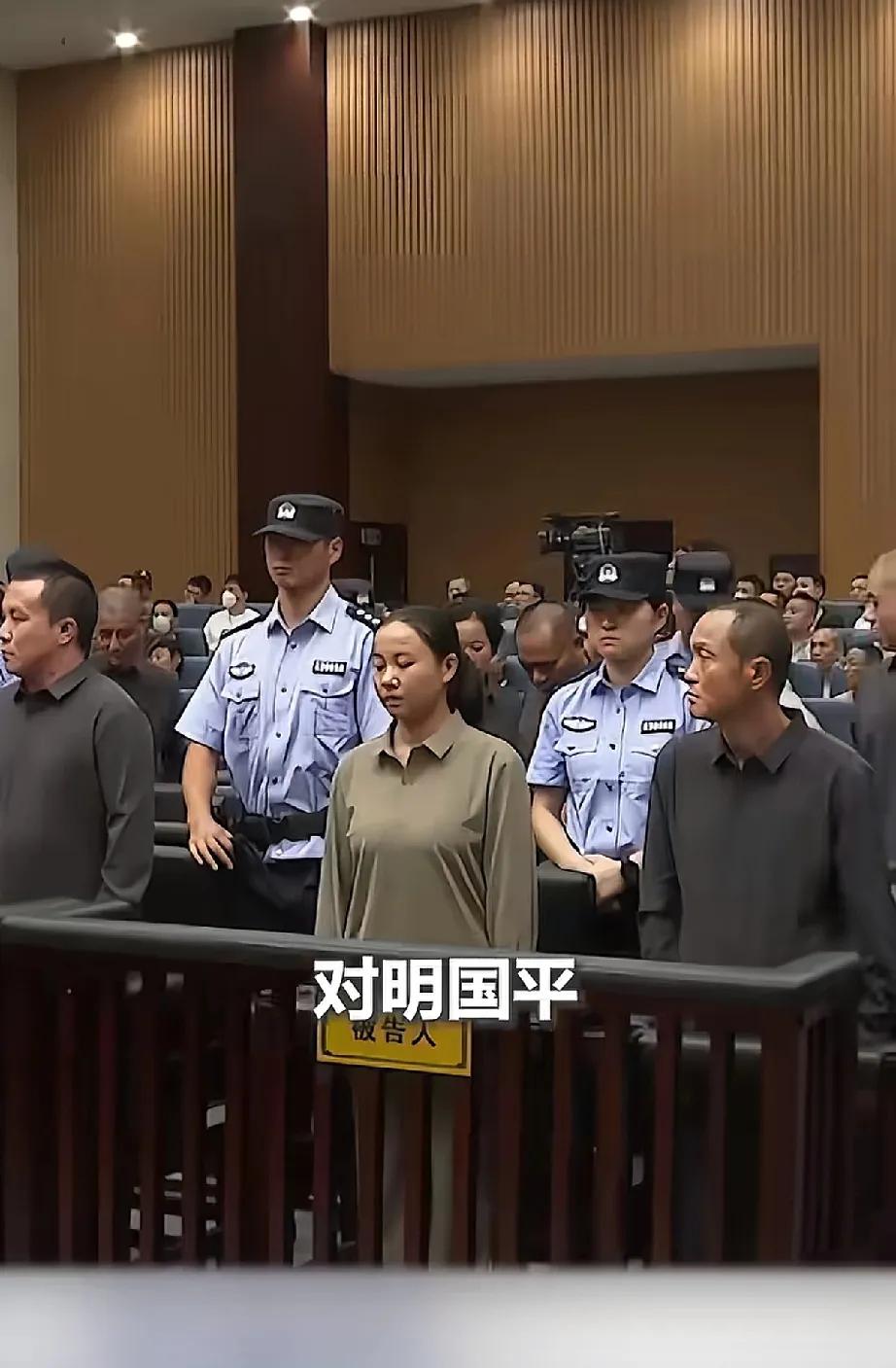 看来里面作息十分规律
饮食也很清淡
明珍珍瘦了不少
过去肥胖脸色一看就不健康
如