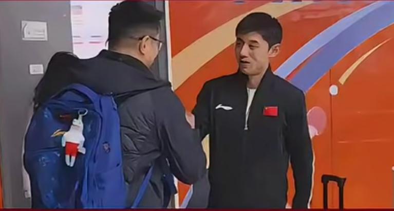 侯英超受邀
张继科干了件正事
侯英超果然去找果儿他干爸了!
发现了吗?
国家队没