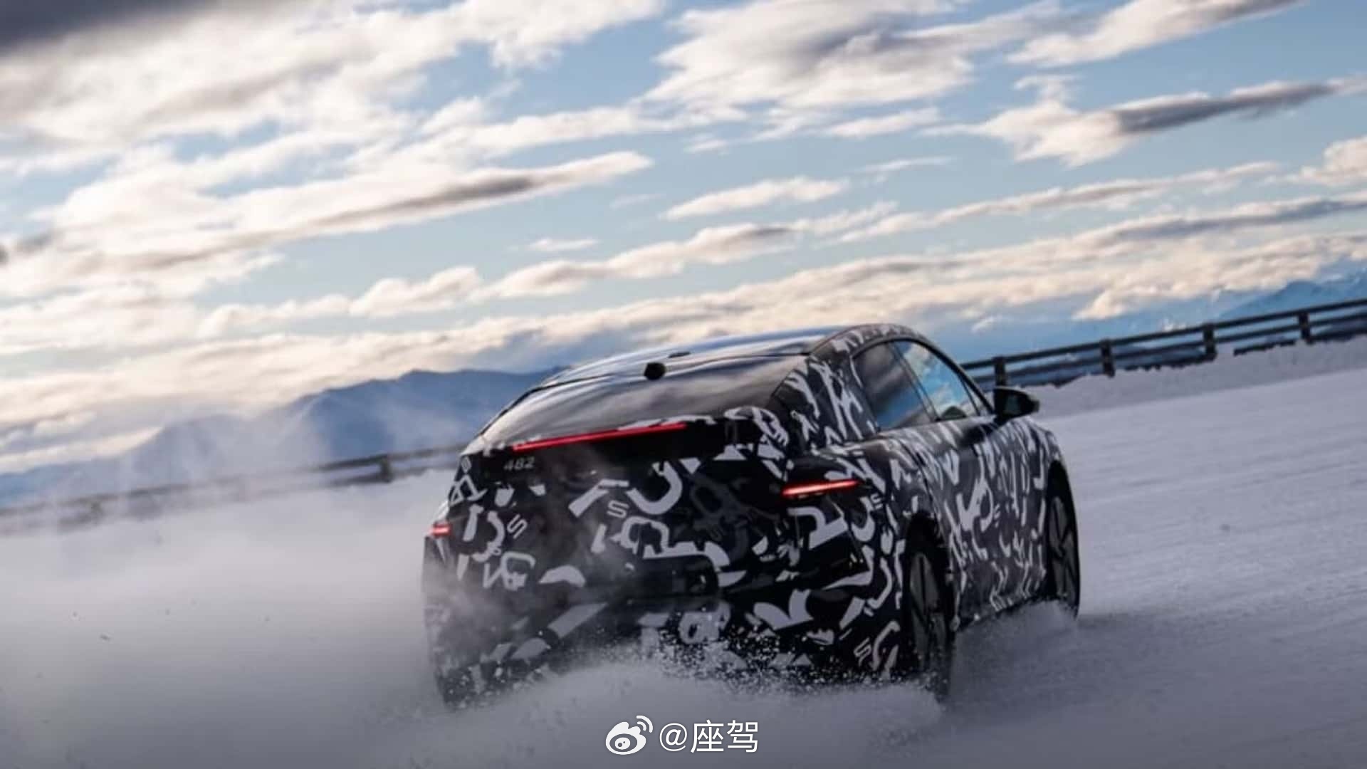 Lucid正式宣布推迟其对标特斯拉 Model Y 的中型跨界 SUV——Cos