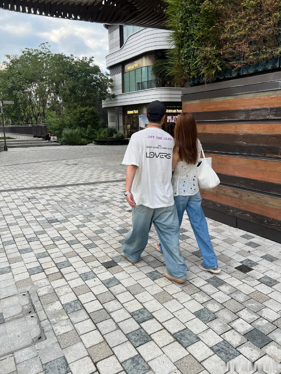 上海太古里偶遇陈赫张子萱网友在上海太古里偶遇陈赫张子萱逛街，他俩比我想象中感情还