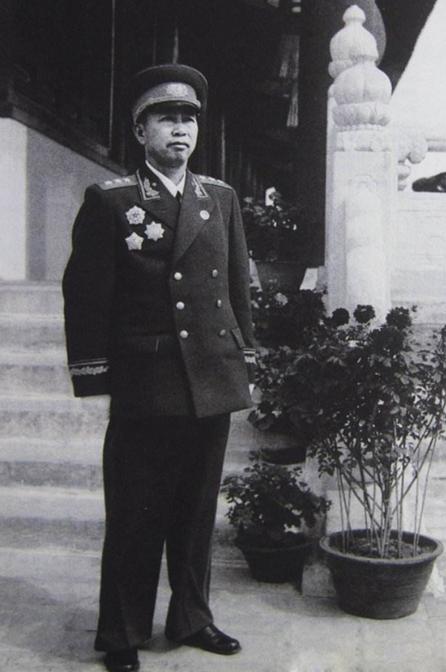 1965年5月，一份加急电报送到周总理案头：刘亚楼将军病危。秘书轻声请示是否去上