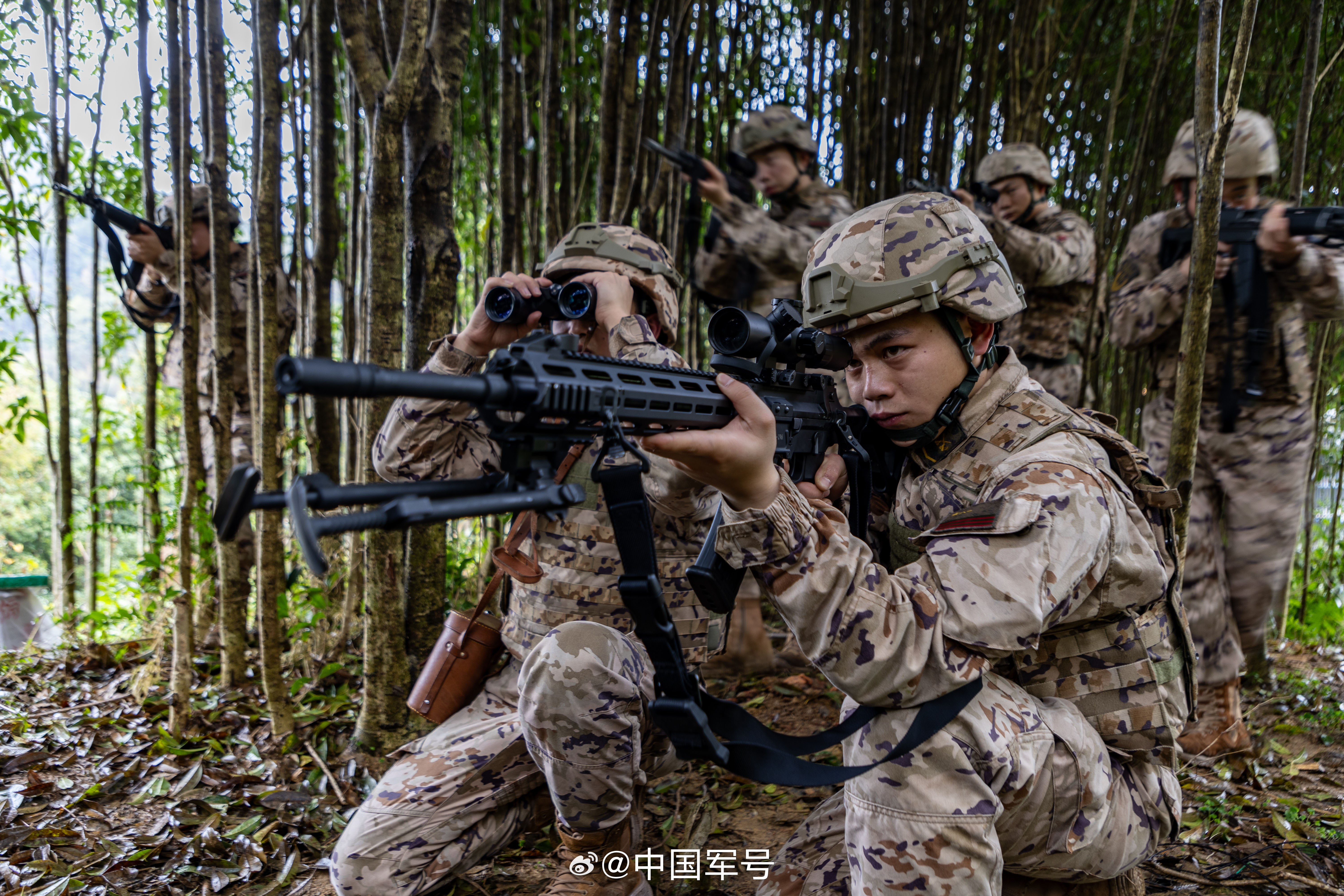 【多图解锁武警官兵山林训练高燃瞬间】近日，武警广西总队桂林支队围绕搜索、侦查等课