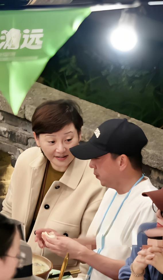 徐帆现身乌镇戏剧节，与华谊兄弟副董事长王中磊并肩热聊，两人神情放松，现场氛围相当