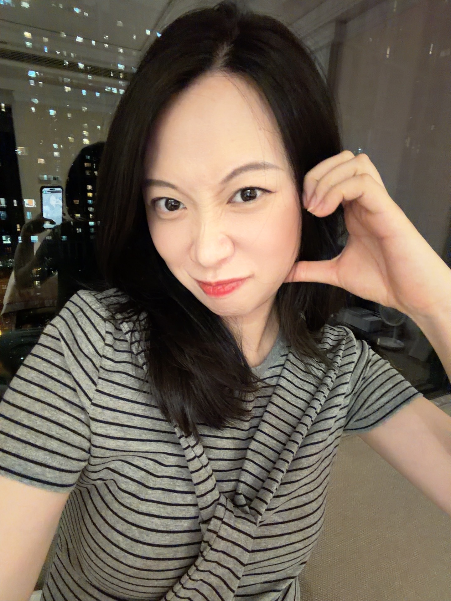 吃火锅最难受的就是浑身都是味儿，洗澡前就喜欢墨迹一下我发现最近这皮肤状态非常ni