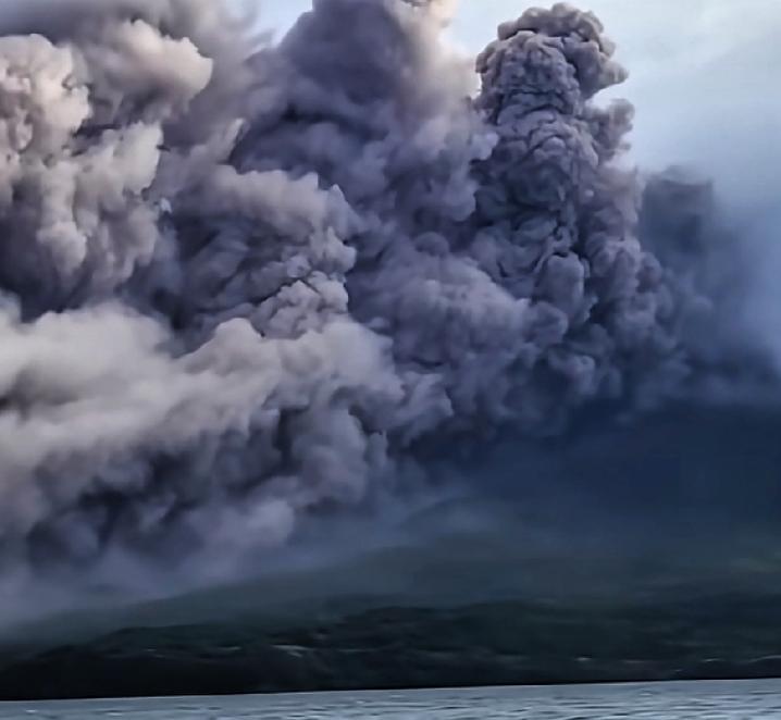 日本又出事了，这次既不是地震，也不是核泄漏，而是火山喷发。
 
6月7日上午，樱