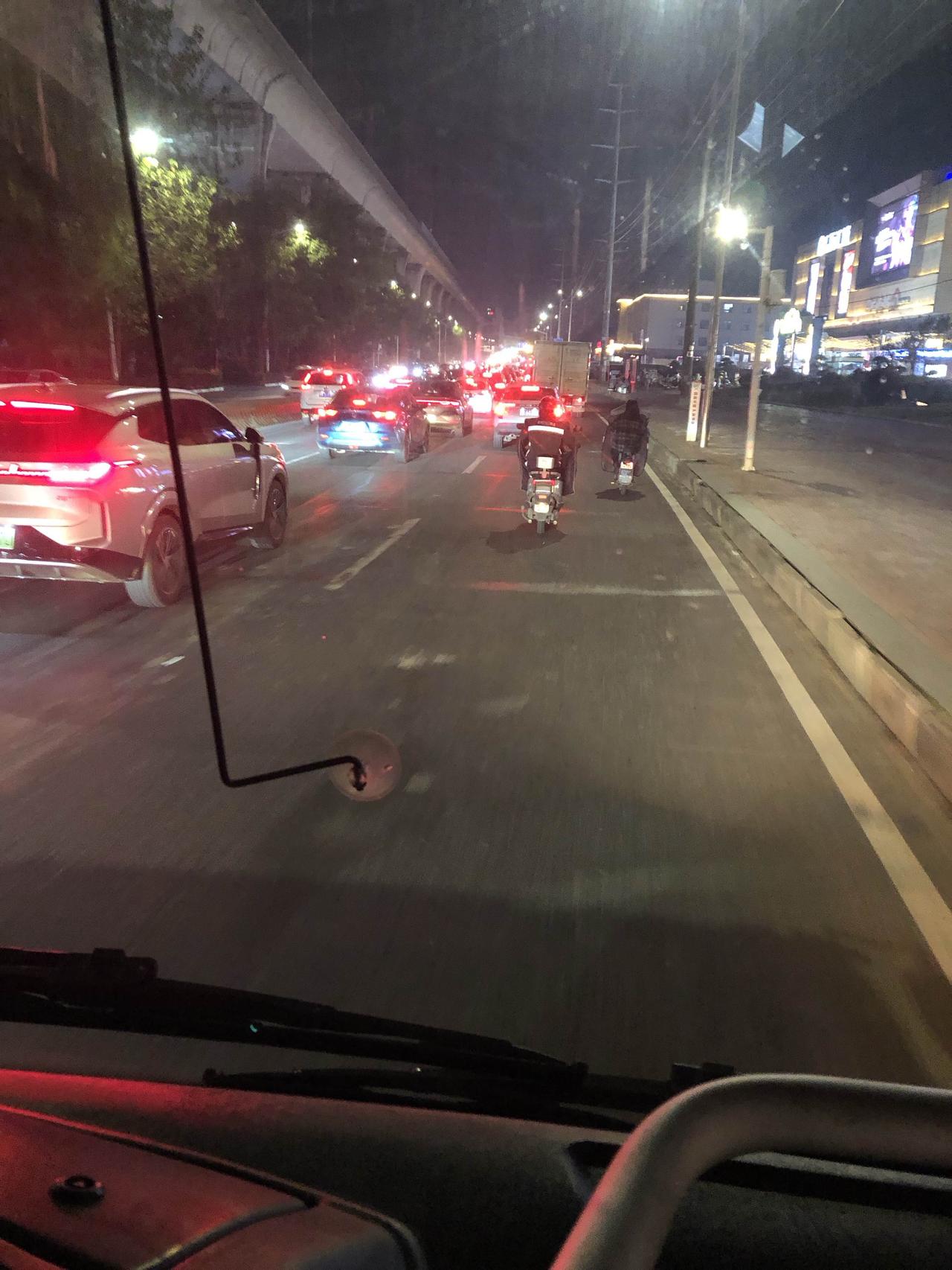 今晚下班这路堵得，跟停车场似的。

坐车里瞅着窗外，左边是排得老长的车灯，红得晃