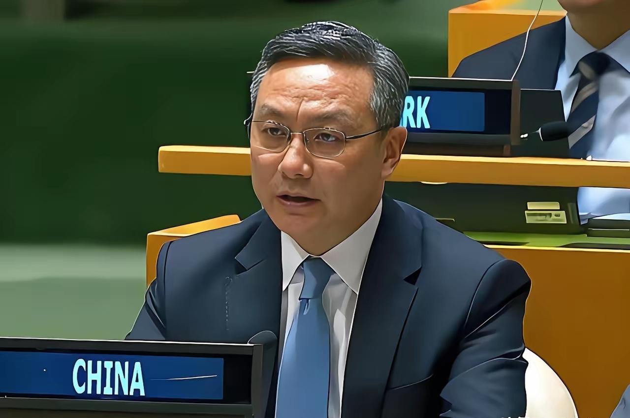 当联合国高官流畅切换四国语言，却唯独没有中文时，中国代表孙磊大使没有愤怒指责，而