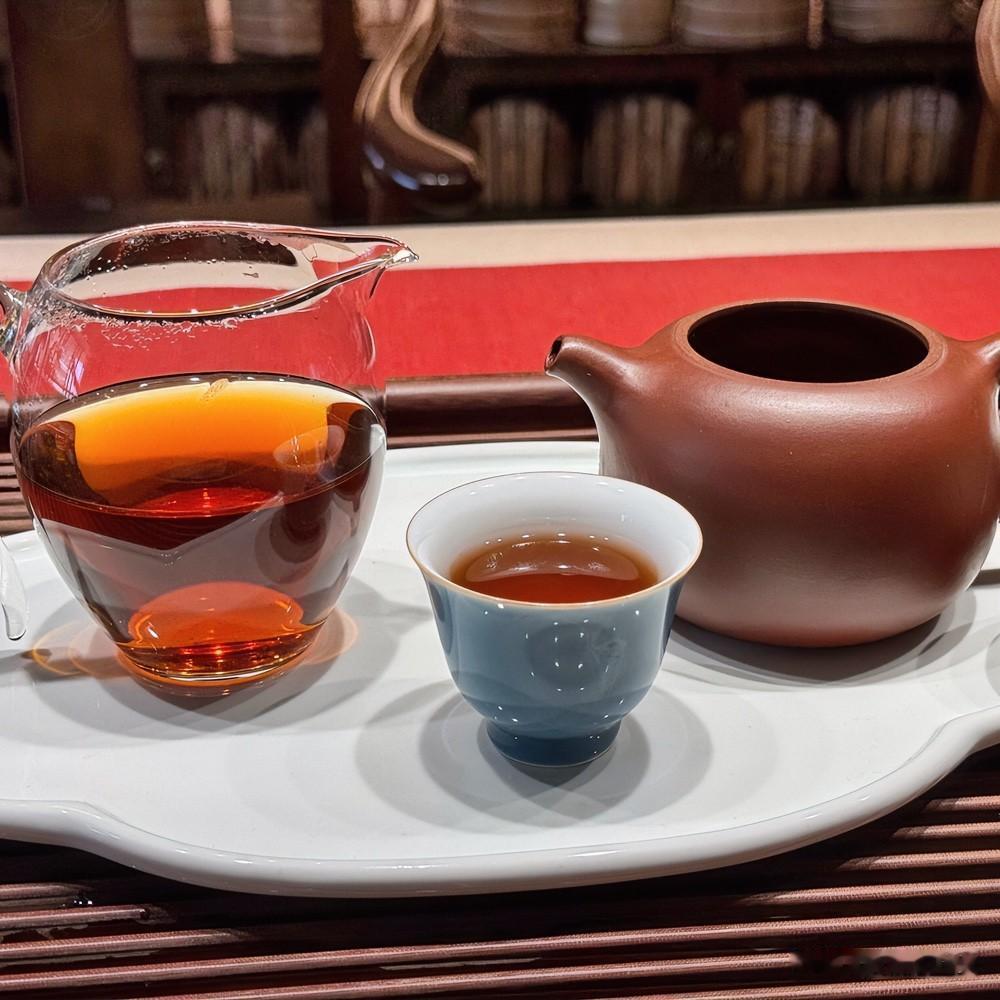 《茶隐·红绣鞋》
沸汤倾处叶翩跹，青瓷映日意千般。喧终寂，甘转淡，静中方见道真颜