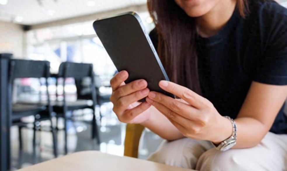 亏大了！浙江，一女子发现，在网上卖小电影可以赚钱，于是把几部完整的电影剪辑成小电