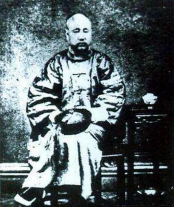 1865年，晚清名将在战场受重伤，躲藏在麦田里，谁知被捻军小兵发现，小兵不知他是