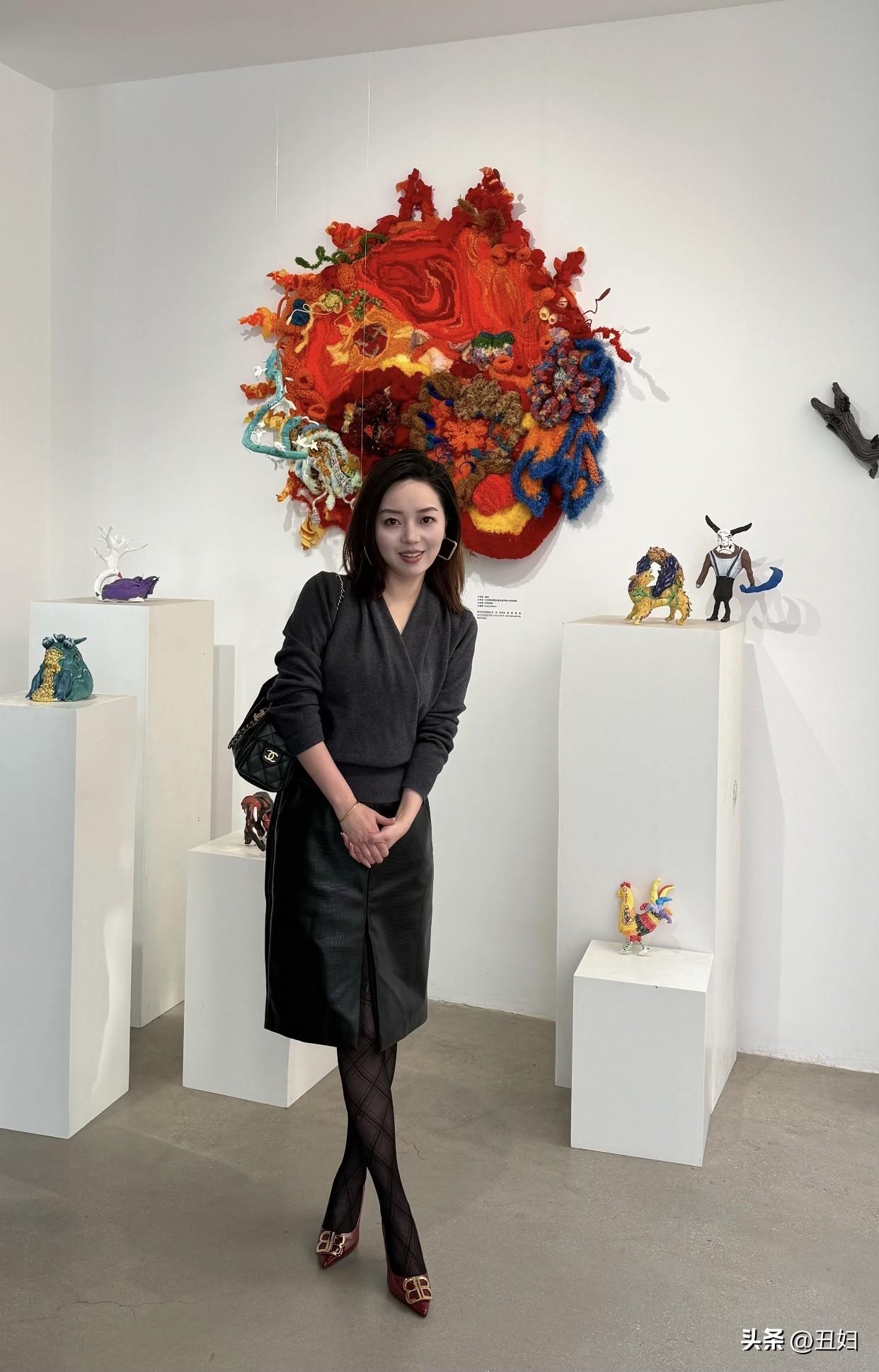 而且，情绪稳定也很重要。有些女生一点小事就炸毛，而有魅力的女人懂得控制情绪。另外