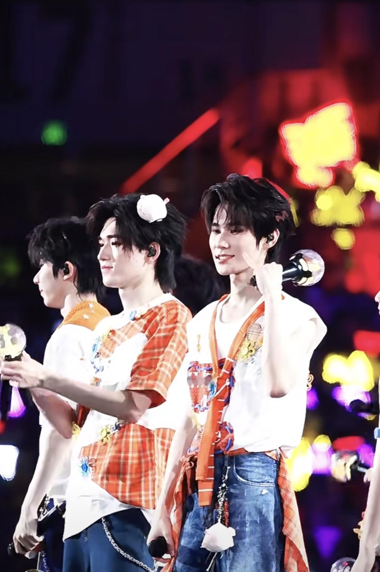 不知道为啥还要那么多少女迷恋“时代少年团”，这装扮和演出，不阴不阳的，既没“时代
