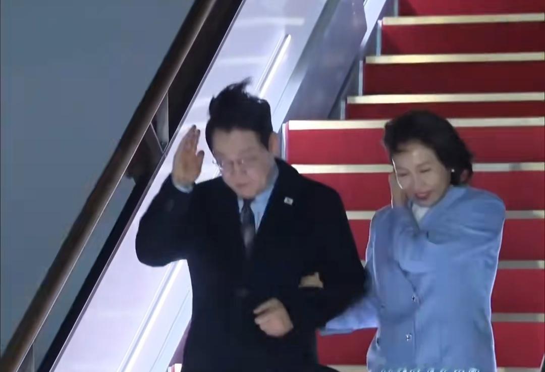 李在明夫妇深夜抵韩，金惠景走下舷梯笑得好甜。

1月7日晚上，结束为期四天的访华