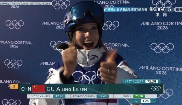谷爱凌第二滑获高分 流畅丝滑！米兰冬奥会自由式滑雪女子坡面障碍技巧预赛，谷爱凌顶