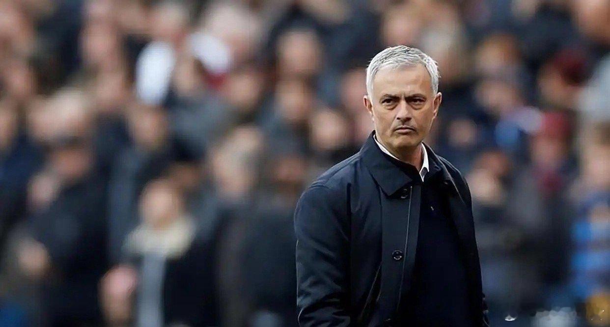 据《阿斯报》的消息，本菲卡主帅穆里尼奥的合同中包含一项特殊解约条款，那就是他可以