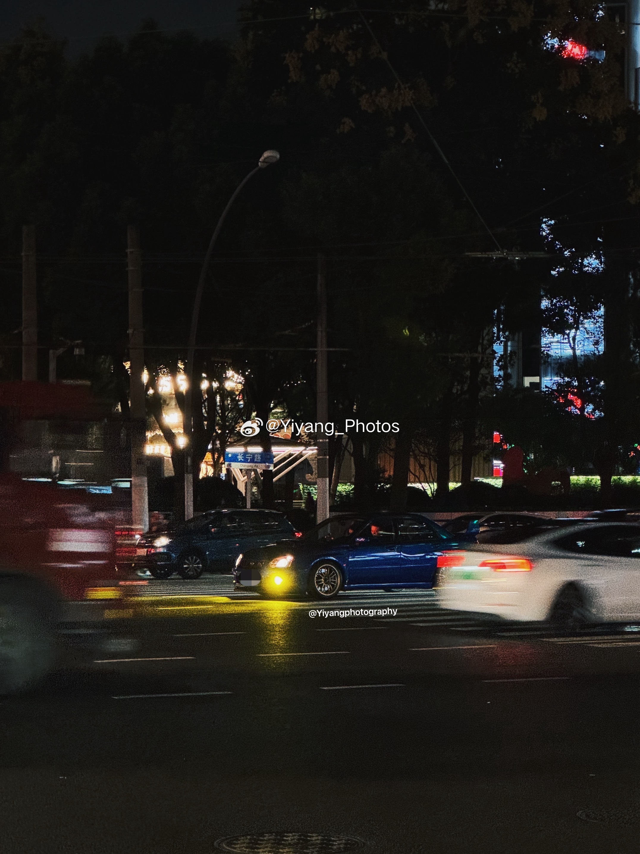 虽然不是JDM的忠实粉, 但在夜晚偶遇这一抹蓝色还是很难不拍上几张  ​​​