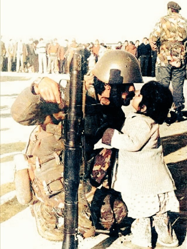 80年代，两伊战争期间，一位伊拉克女孩最后一次亲吻出征前的父亲 