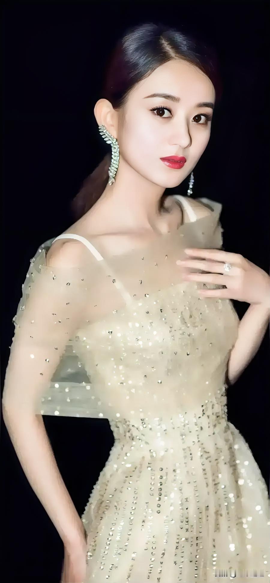 优雅红唇，闪耀礼服，尽显迷人魅力！💃✨什么样的穿搭可以成为气质女神?