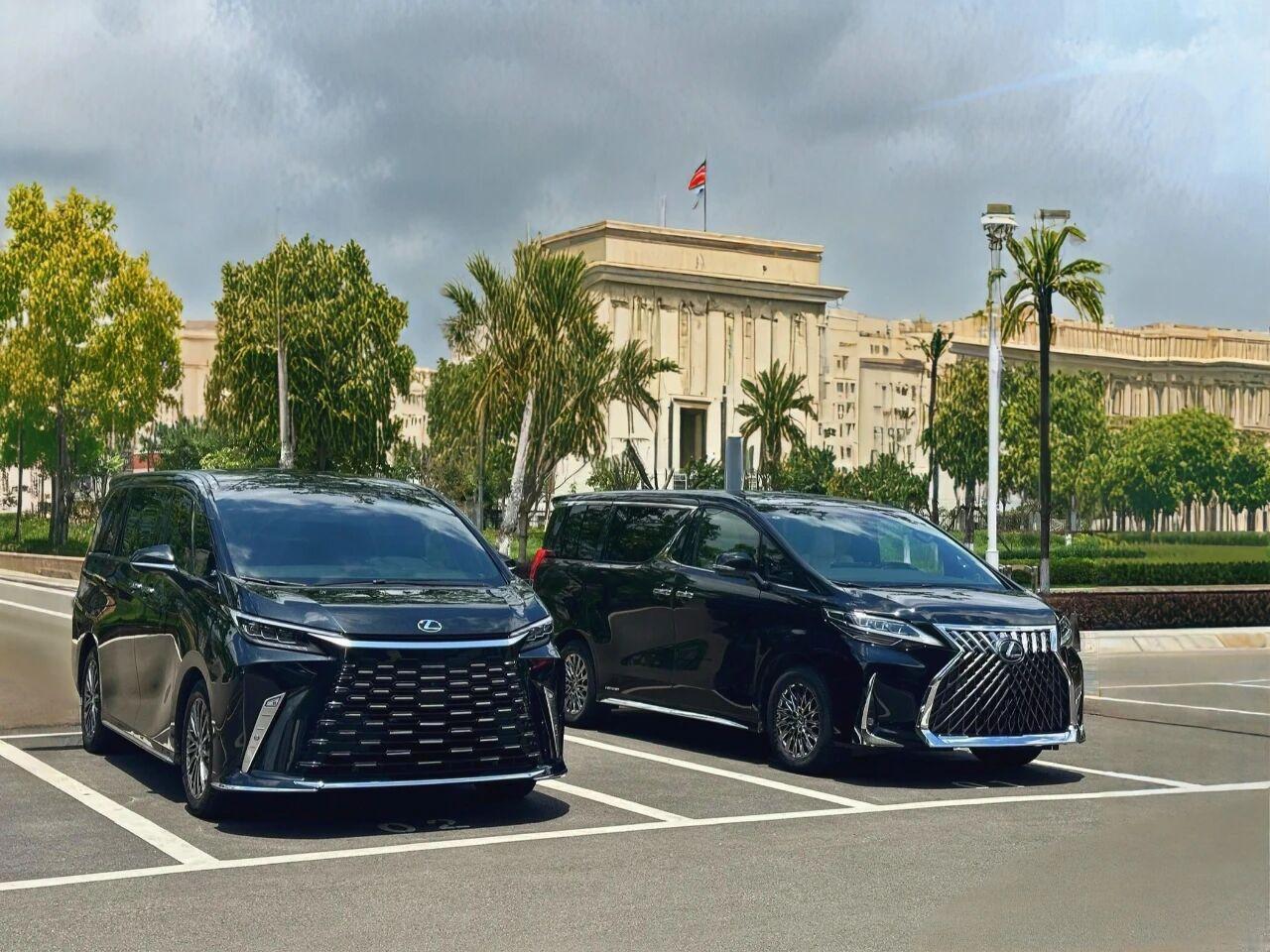 雷克萨斯MPV两代同框：你更喜欢哪一款？左侧新款LM500用立体矩阵格栅和科技感