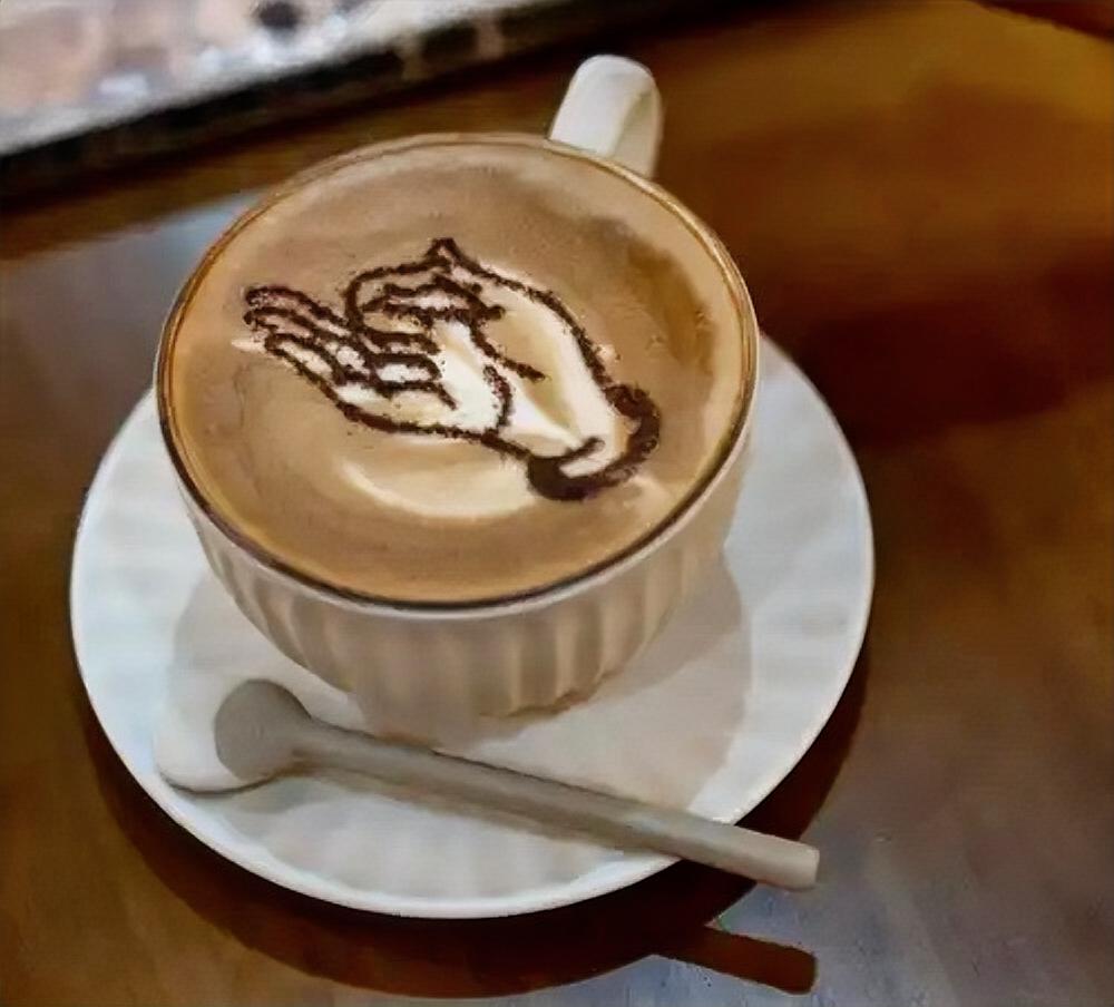 路过街角，风裹着花香扑过来，买的咖啡甜度刚好，平凡日子里的小温柔，太治愈啦～