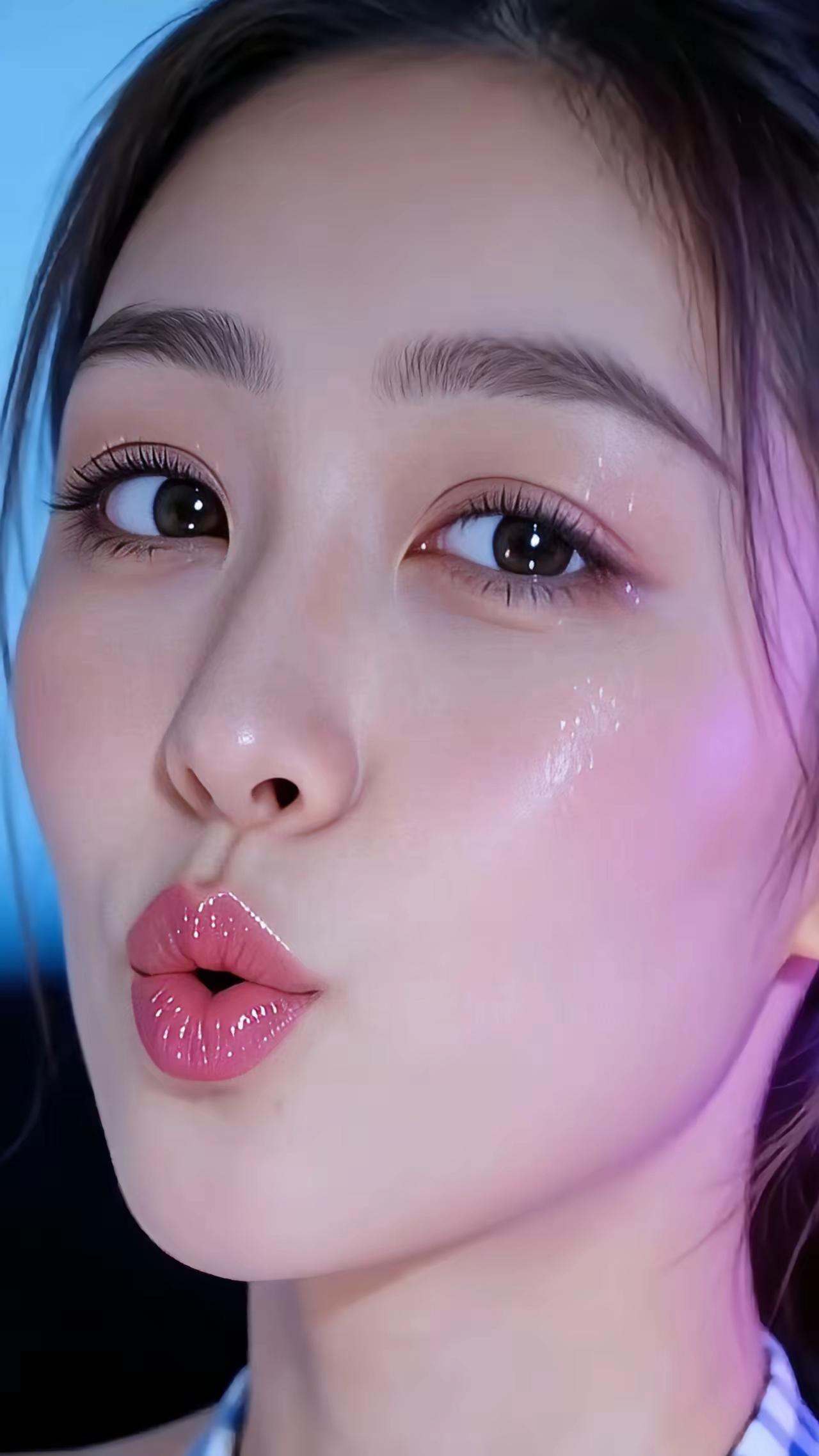 吹口哨的美女真的很有魅力！
她能用嘴吹出整首歌曲，厉害得让人佩服。