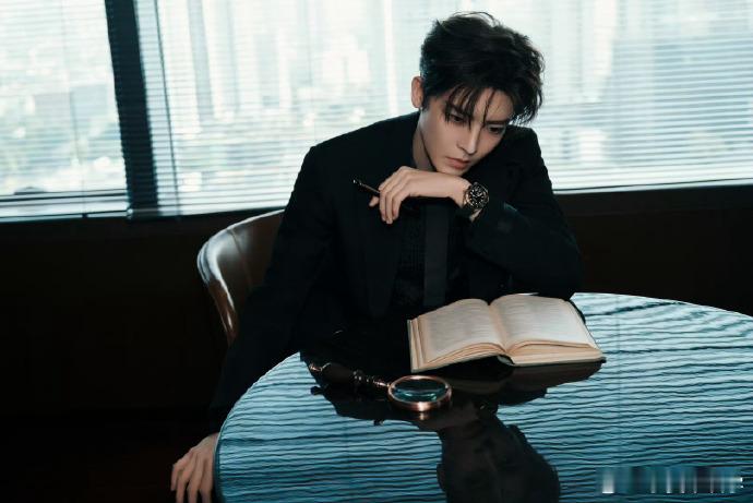 侯明昊碧血蝉今日放送下班这么晚收工也太不容易了，侯明昊真的太拼了，下班路上注意安