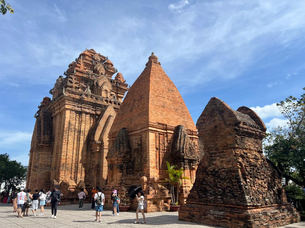 越南印象（1）：第一次来越南，芽庄是第一站。进海关时，只有一位验护照的，看到人多