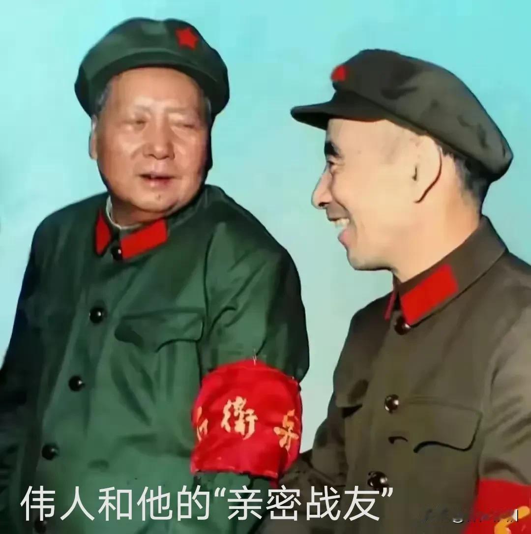 不谈政治。这两位共和国的缔造者身穿65式军装戴着当时的红卫兵袖套在天安门城楼接见
