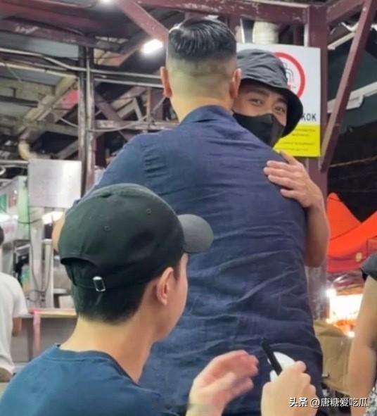 胡杏儿
嫁没嫁对人
我不敢说，但是他老公是真的有格局。
黄宗泽与胡杏儿老公在新加