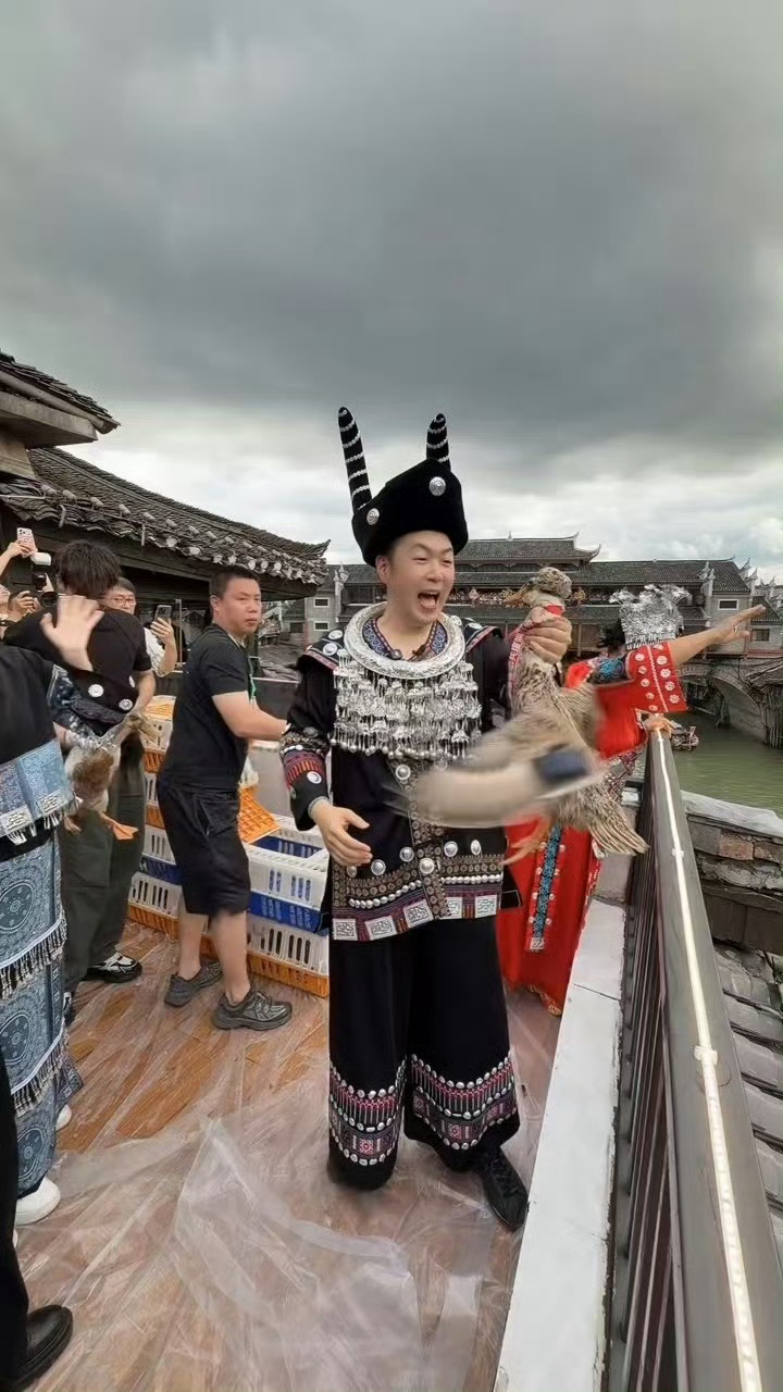 杜海涛也来凤凰古城抢鸭子大赛了凤凰沱江抢鸭子大赛火热开演，杜海涛以湘西女婿身份到
