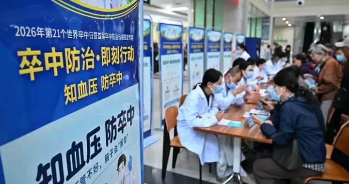 14岁女初中生突发脑梗，家属：孩子长期吃外卖、烧烤，喝奶茶，几乎不喝白开水；医生提醒，出现这些症状要