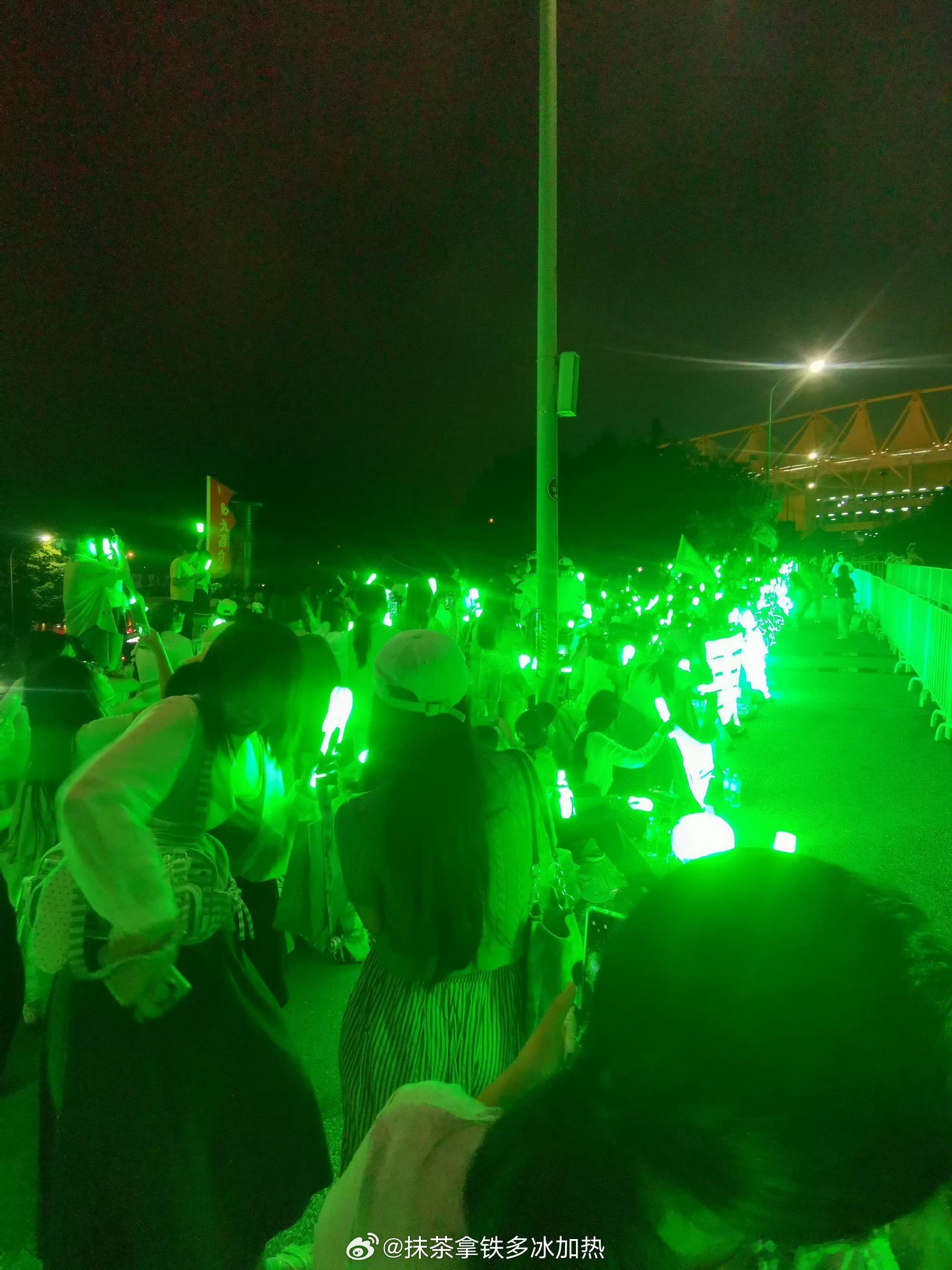 张泽禹绿海  不多说了 直接上图 场内外全是宝丝跟我喊 宝丝牛逼💚💚💚 