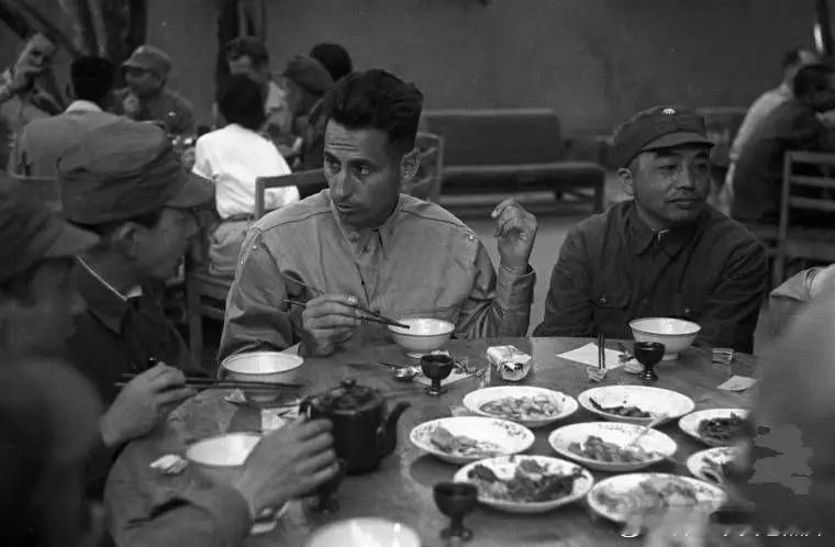 1944年美军观察团访问延安，毛主席、彭德怀等重要领导陪他们喝酒 